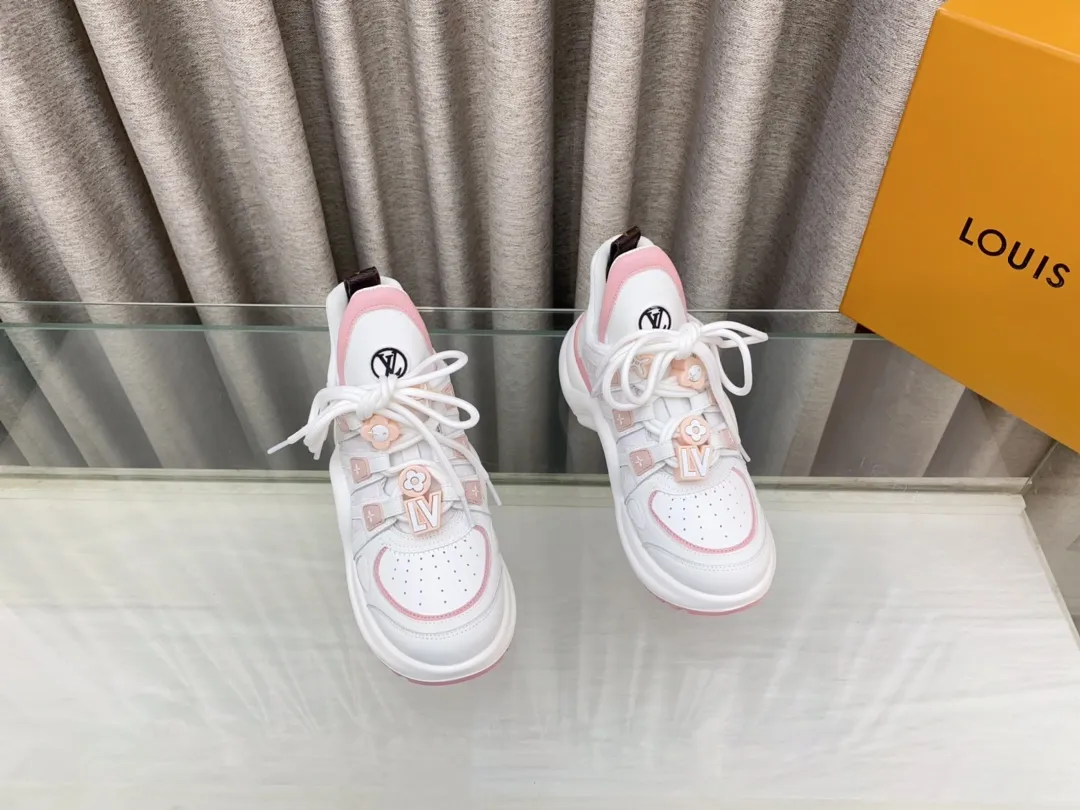 👟👟Ex-factory price 760👟👟 Louis Vuiton·Louis Vuitton 24/ New Chinese Valentine's Day limited edition LV Archlight series arch sole dad shoes casual thick-soled lace-up sneakers top version🔝original purchase, development and production👍🏻 This LV dad shoe features an eye-catching wavy sole and large tongue. It is equipped with a sporty super-elastic running shoe style rubber outsole, which is very eye-catching. It is also combined with a soft and elastic upper made of a variety of high-tech fabrics, making the upper foot comfortable and soft! 🤩 Fabric: Original custom-made first-layer cowhide + technical fabrics Lining: Original imported breathable mesh lining + cowhide foot pads Sole: Original molded correct U-shaped arch outsole Bottom thickness: about 5cm Size: 35-39 (40.41 custom-made, non-refundable)